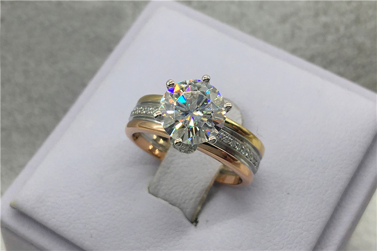 Benutzerdefinierte massive 18K – Moissanite Ring Bewertung und Preis