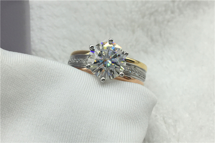 Benutzerdefinierte massive 18K – Moissanite Ring Bewertung und Preis